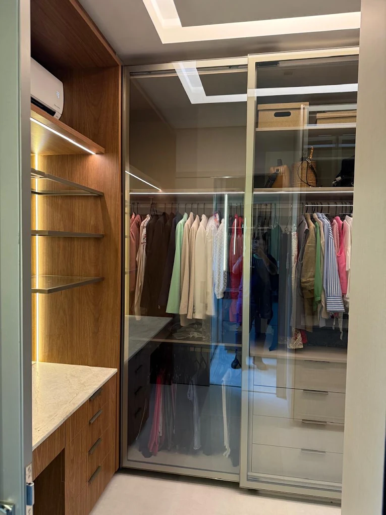 Closet planejado com portas de vidro executado pela GE Móveis