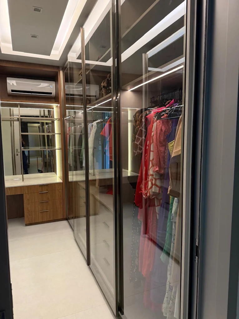 Closet planejado com iluminação em LED