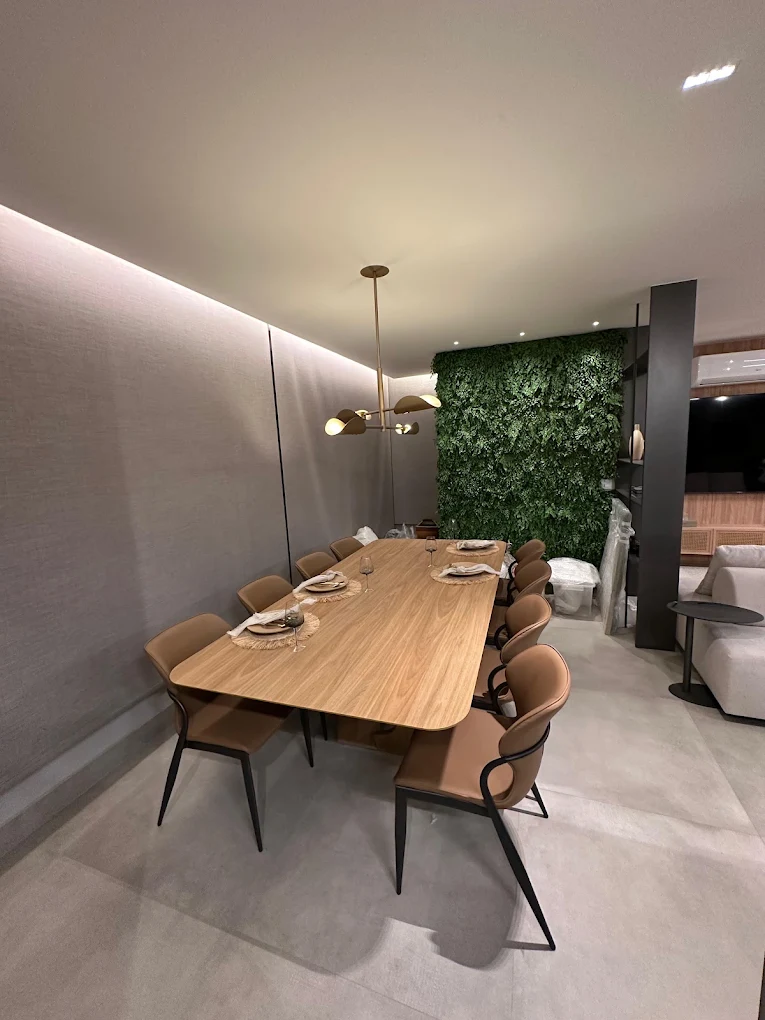 Sala de jantar com jardim vertical e mobiliário planejado GE Móveis